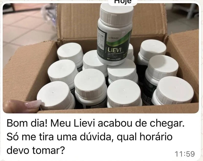 Cliente mostrando a caixa com 12 potes de LIEVI recebida