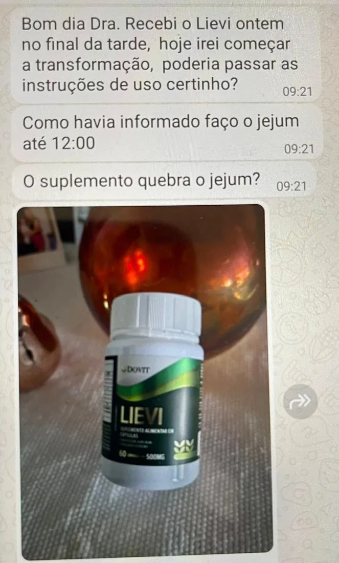 Cliente mostrando o pote de LIEVI recebido